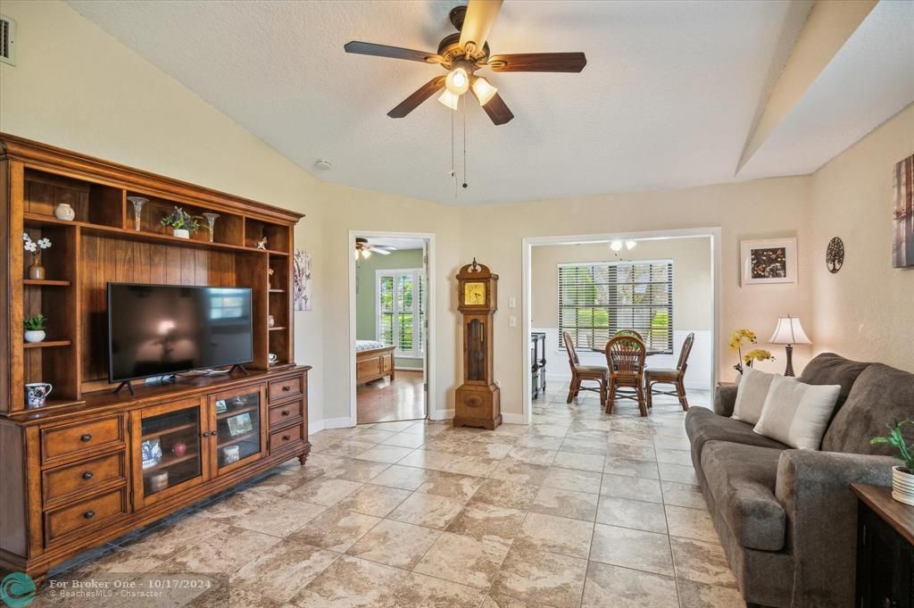 Active With Contract: $412,500 (2 beds, 2 baths, 1039 Square Feet)