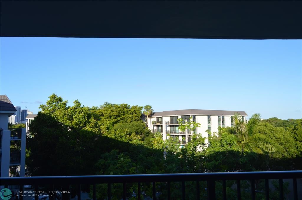 Active With Contract: $1,995 (1 beds, 1 baths, 900 Square Feet)