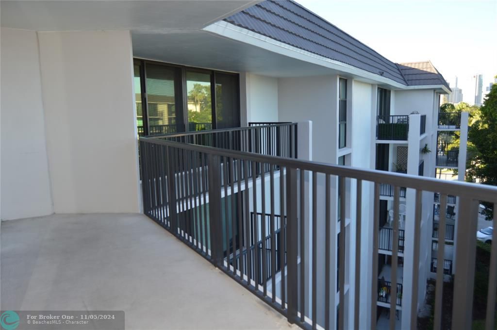 Active With Contract: $1,995 (1 beds, 1 baths, 900 Square Feet)