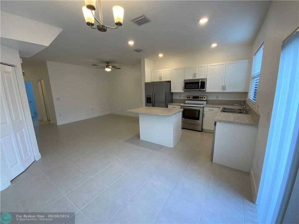 Active With Contract: $2,900 (3 beds, 3 baths, 1320 Square Feet)