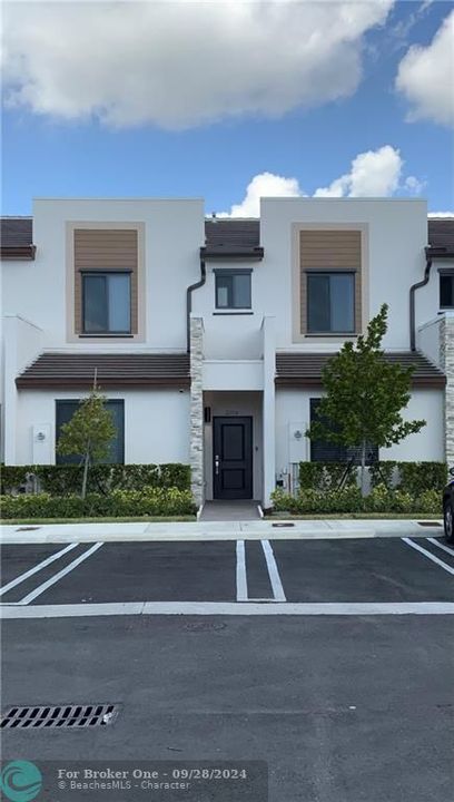 Active With Contract: $2,900 (3 beds, 3 baths, 1320 Square Feet)