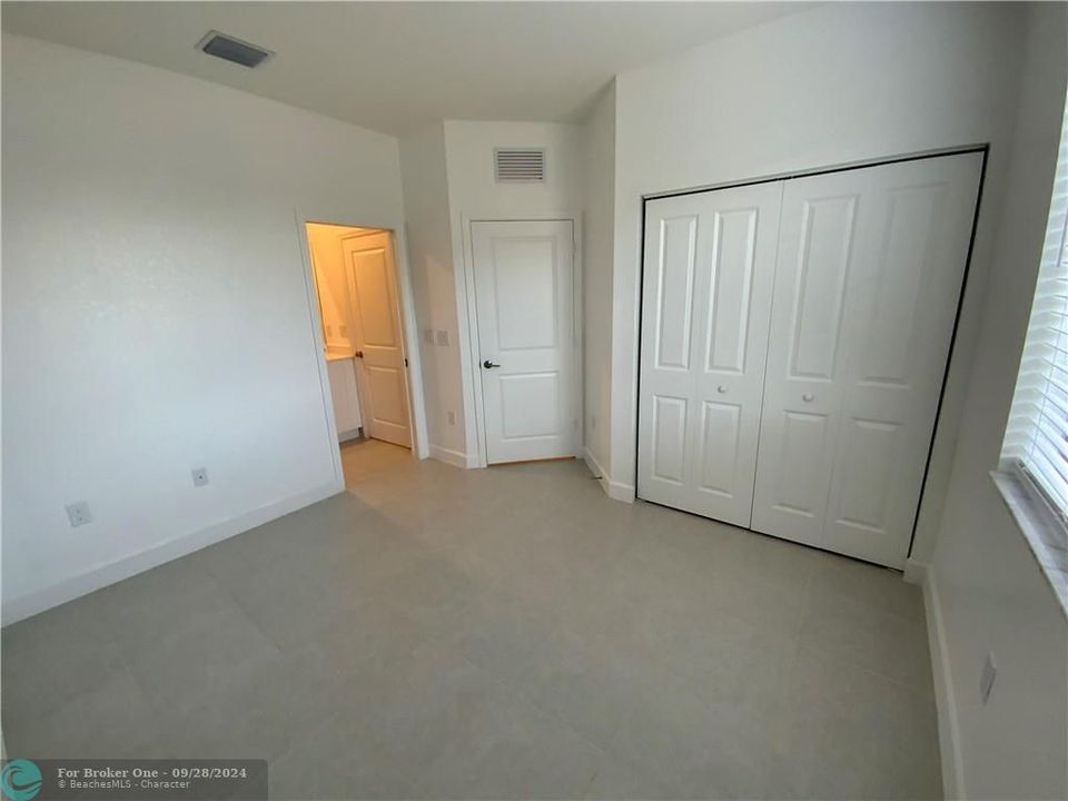 Active With Contract: $2,900 (3 beds, 3 baths, 1320 Square Feet)