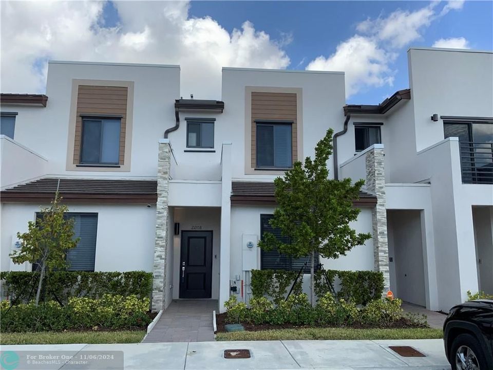 Active With Contract: $2,900 (3 beds, 3 baths, 1320 Square Feet)