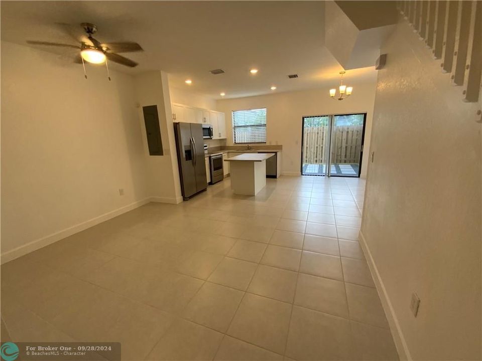 Active With Contract: $2,900 (3 beds, 3 baths, 1320 Square Feet)