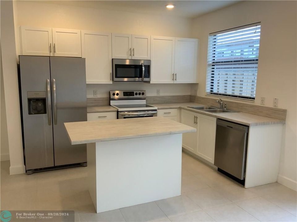 Active With Contract: $2,900 (3 beds, 3 baths, 1320 Square Feet)