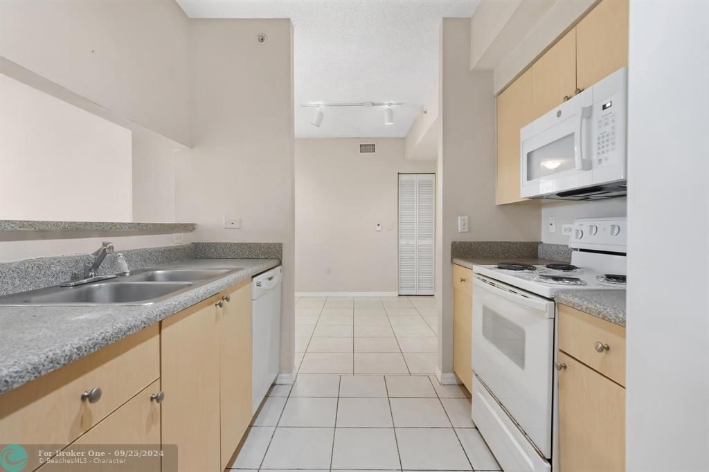 Active With Contract: $269,900 (2 beds, 1 baths, 847 Square Feet)