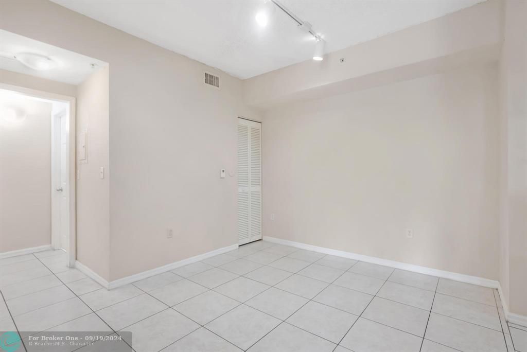 Active With Contract: $269,900 (2 beds, 1 baths, 847 Square Feet)