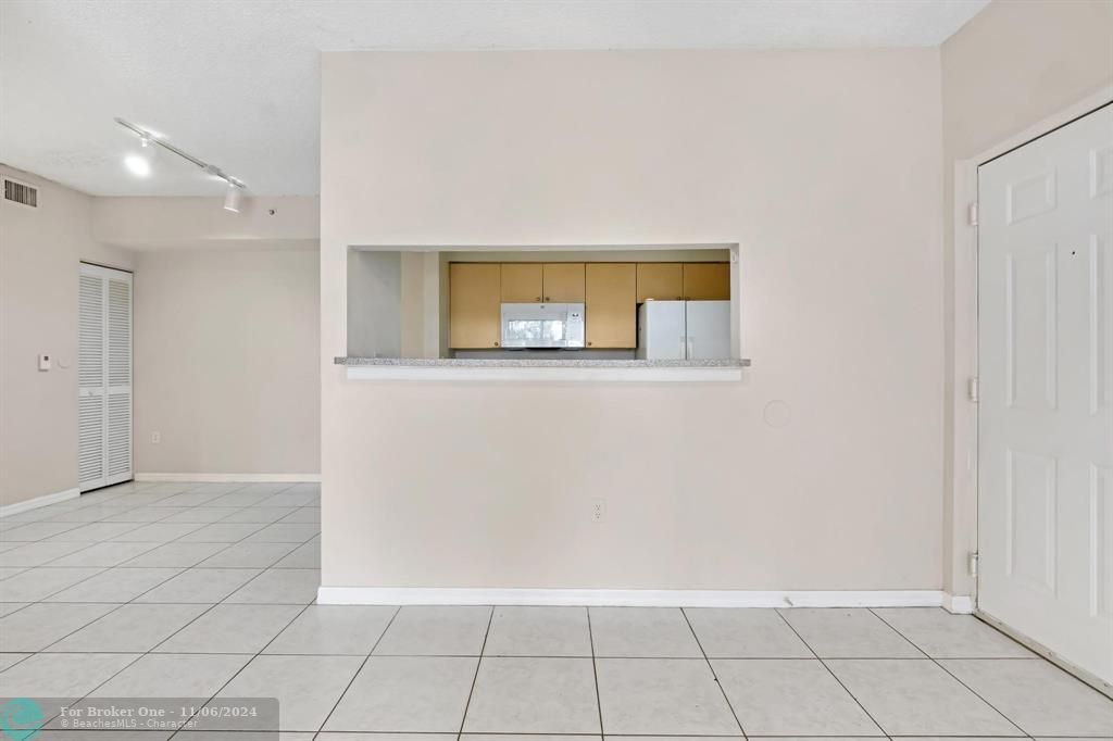 Active With Contract: $269,900 (2 beds, 1 baths, 847 Square Feet)