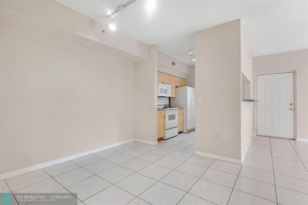 Active With Contract: $269,900 (2 beds, 1 baths, 847 Square Feet)