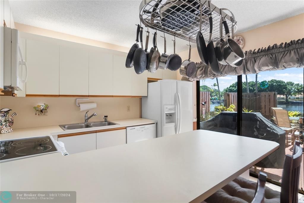 Recently Sold: $374,999 (2 beds, 2 baths, 1372 Square Feet)