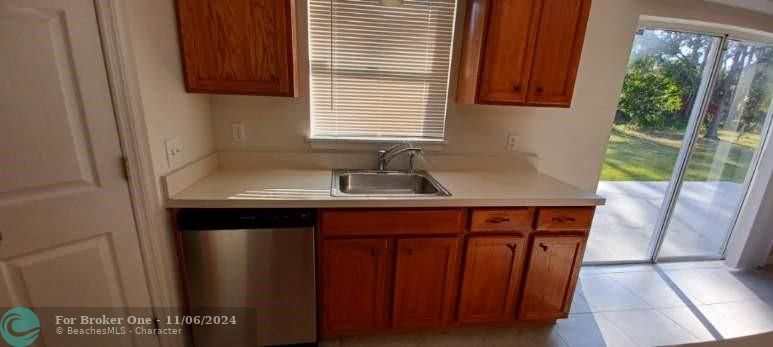 For Rent: $2,900 (3 beds, 2 baths, 2808 Square Feet)