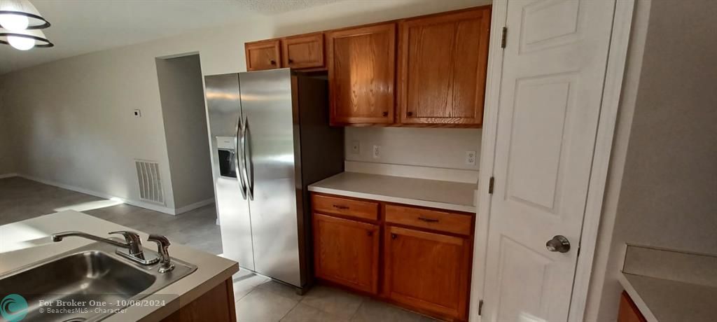 For Rent: $2,900 (3 beds, 2 baths, 2808 Square Feet)