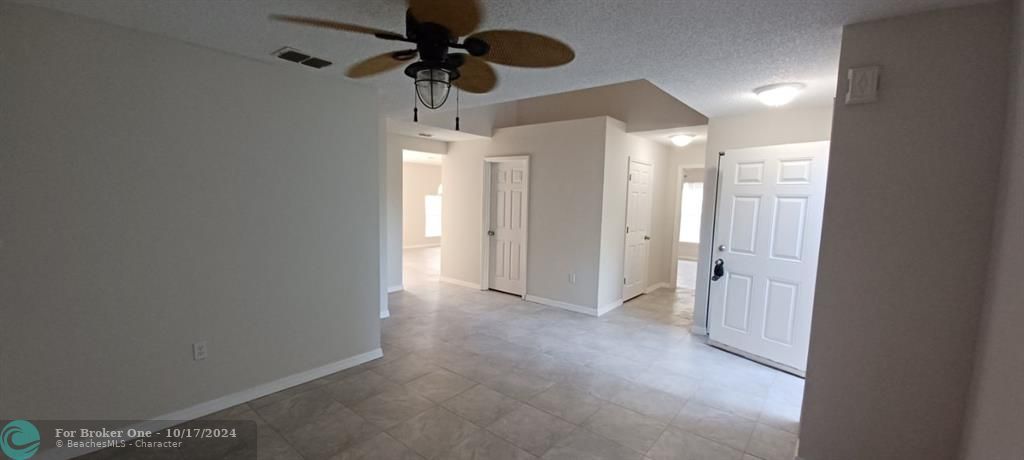 For Rent: $2,900 (3 beds, 2 baths, 2808 Square Feet)