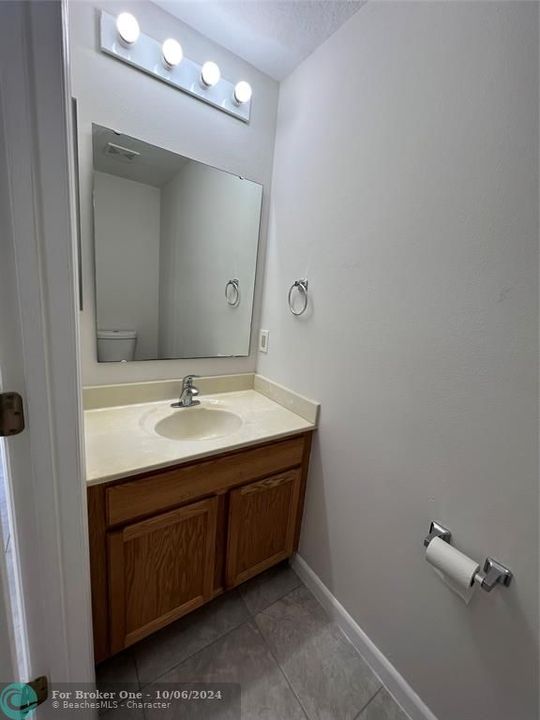 For Rent: $2,900 (3 beds, 2 baths, 2808 Square Feet)