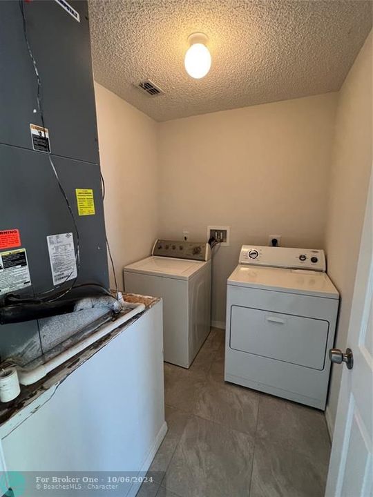 For Rent: $2,900 (3 beds, 2 baths, 2808 Square Feet)