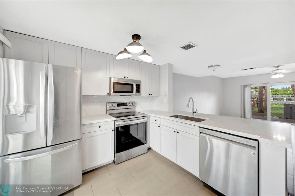 Active With Contract: $2,950 (2 beds, 2 baths, 1056 Square Feet)