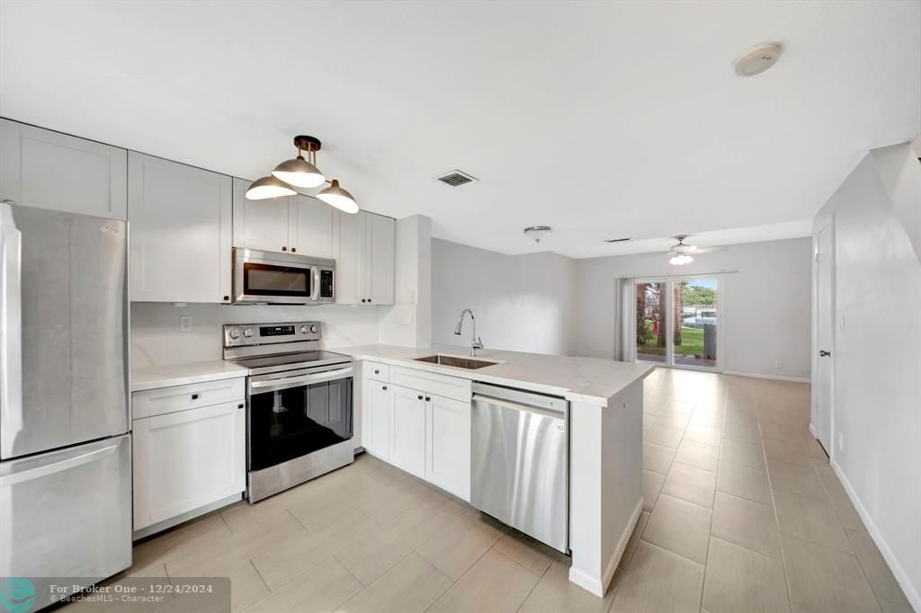 Active With Contract: $2,950 (2 beds, 2 baths, 1056 Square Feet)