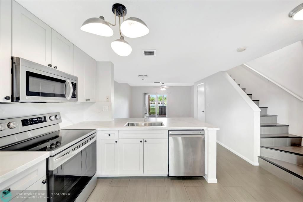 Active With Contract: $2,950 (2 beds, 2 baths, 1056 Square Feet)