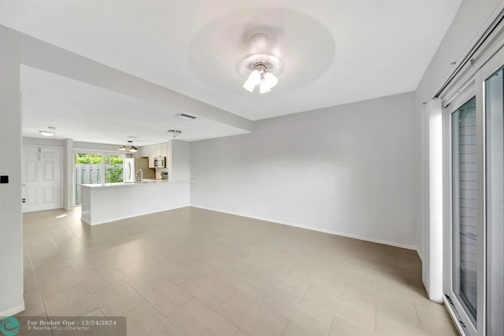 Active With Contract: $2,950 (2 beds, 2 baths, 1056 Square Feet)