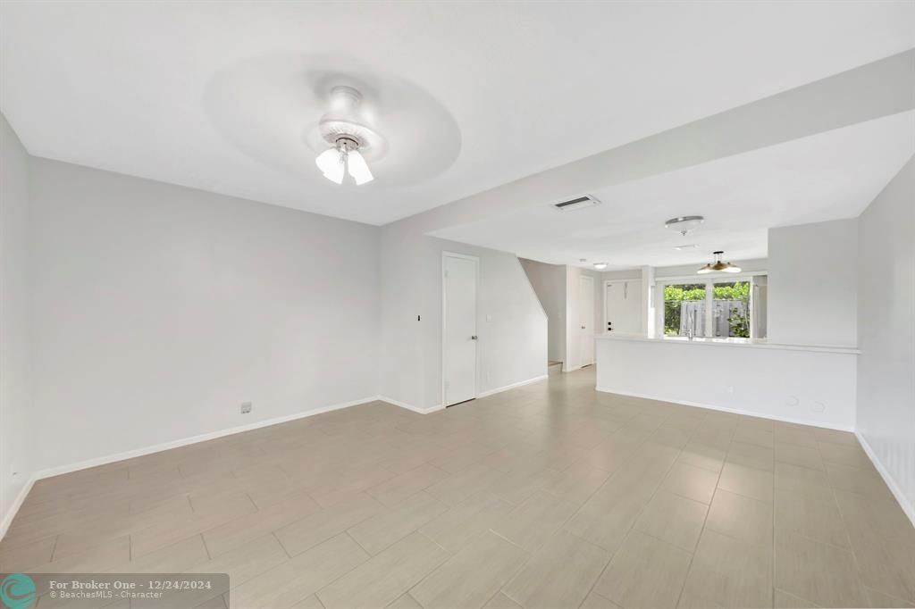 Active With Contract: $2,950 (2 beds, 2 baths, 1056 Square Feet)