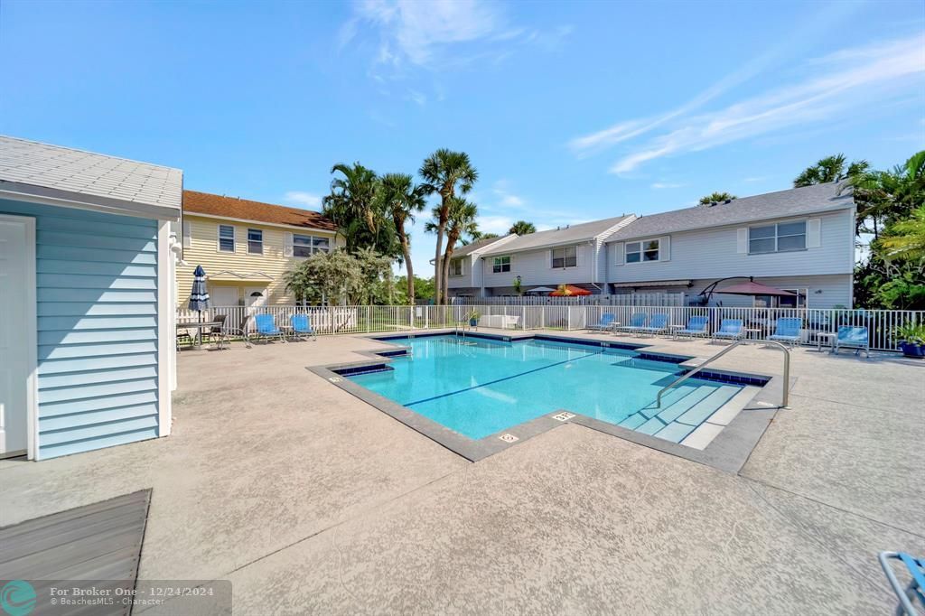 Active With Contract: $2,950 (2 beds, 2 baths, 1056 Square Feet)