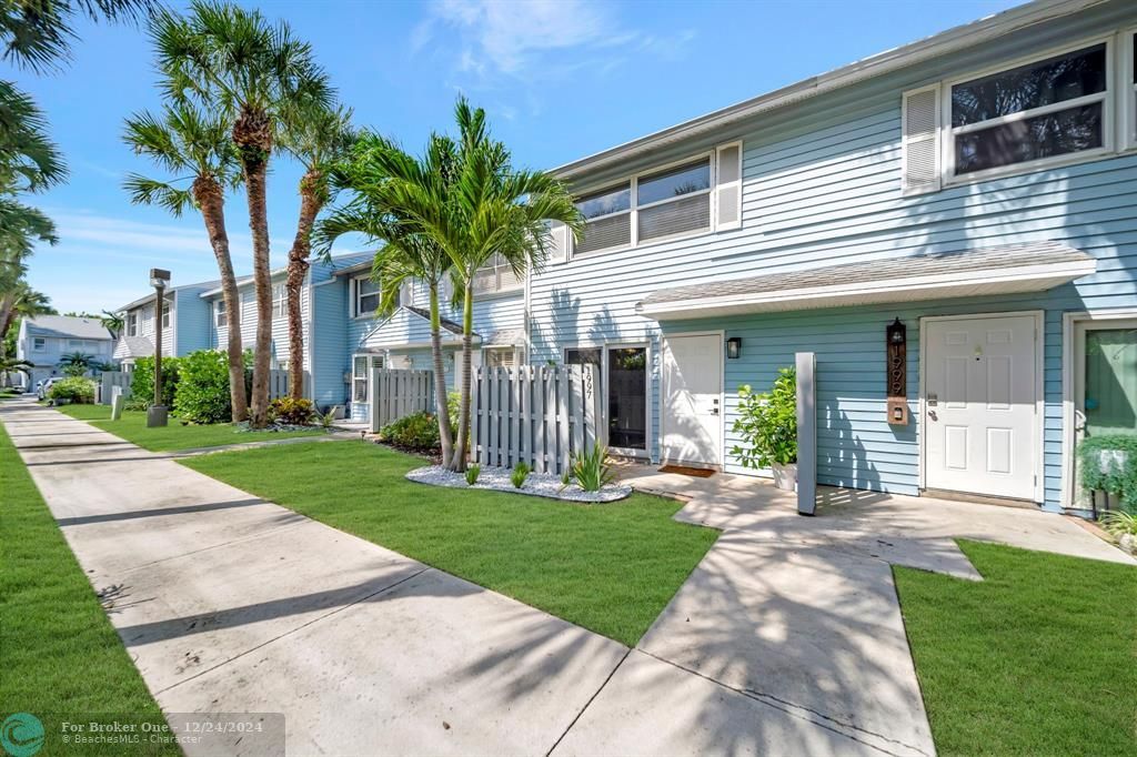 Active With Contract: $2,950 (2 beds, 2 baths, 1056 Square Feet)