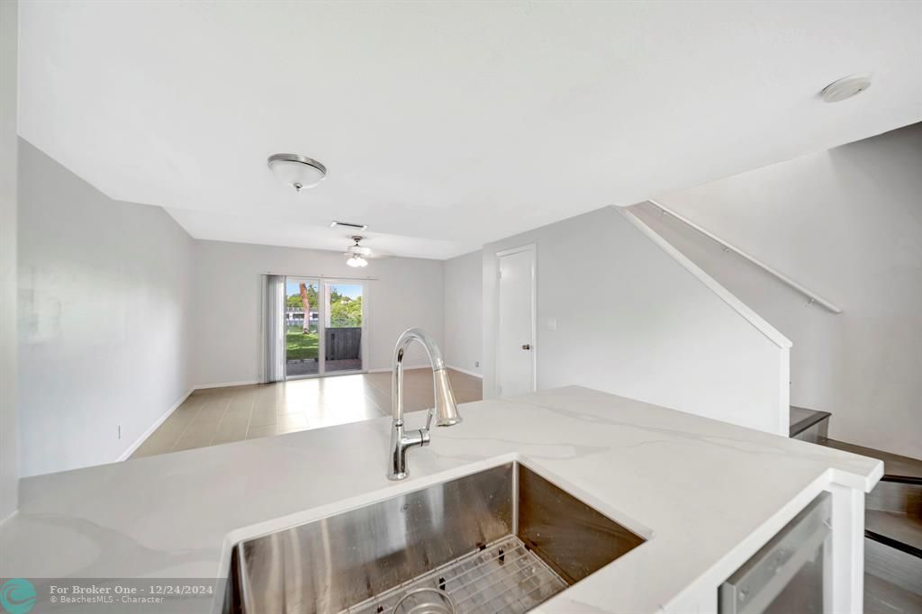 Active With Contract: $2,950 (2 beds, 2 baths, 1056 Square Feet)