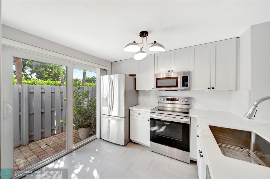 Active With Contract: $2,950 (2 beds, 2 baths, 1056 Square Feet)