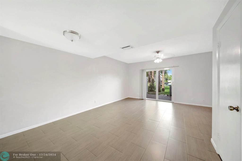 Active With Contract: $2,950 (2 beds, 2 baths, 1056 Square Feet)