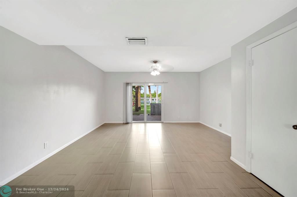 Active With Contract: $2,950 (2 beds, 2 baths, 1056 Square Feet)