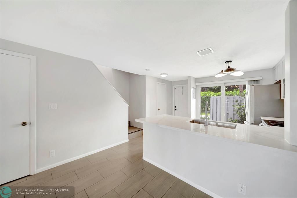 Active With Contract: $2,950 (2 beds, 2 baths, 1056 Square Feet)