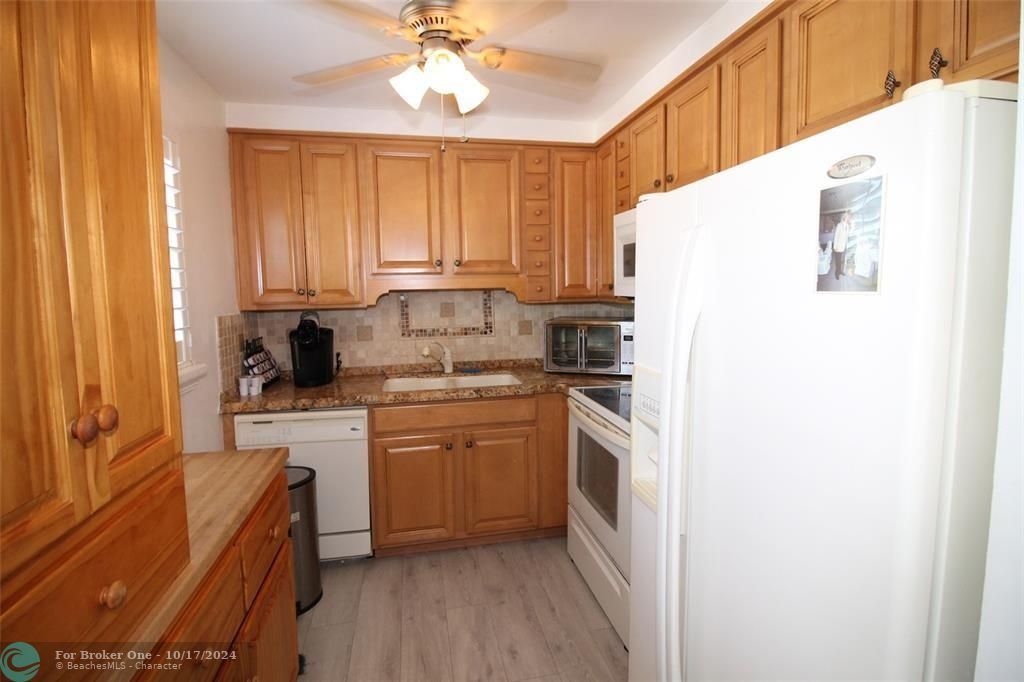 For Sale: $130,000 (2 beds, 1 baths, 840 Square Feet)