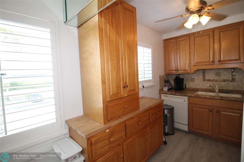 For Sale: $130,000 (2 beds, 1 baths, 840 Square Feet)