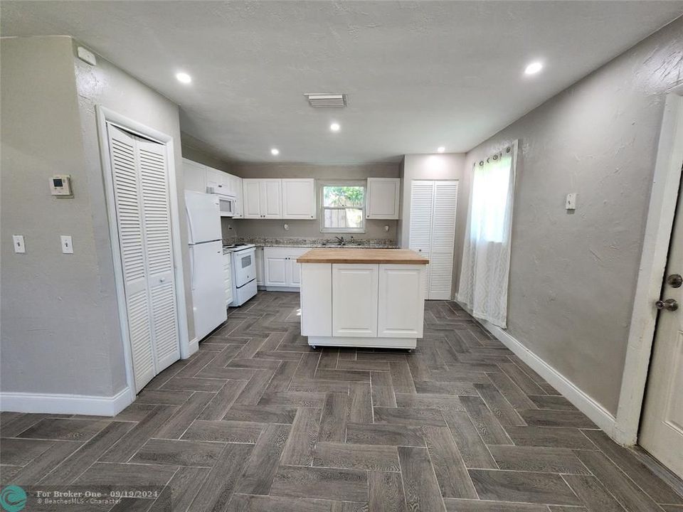 Active With Contract: $3,600 (3 beds, 2 baths, 1320 Square Feet)