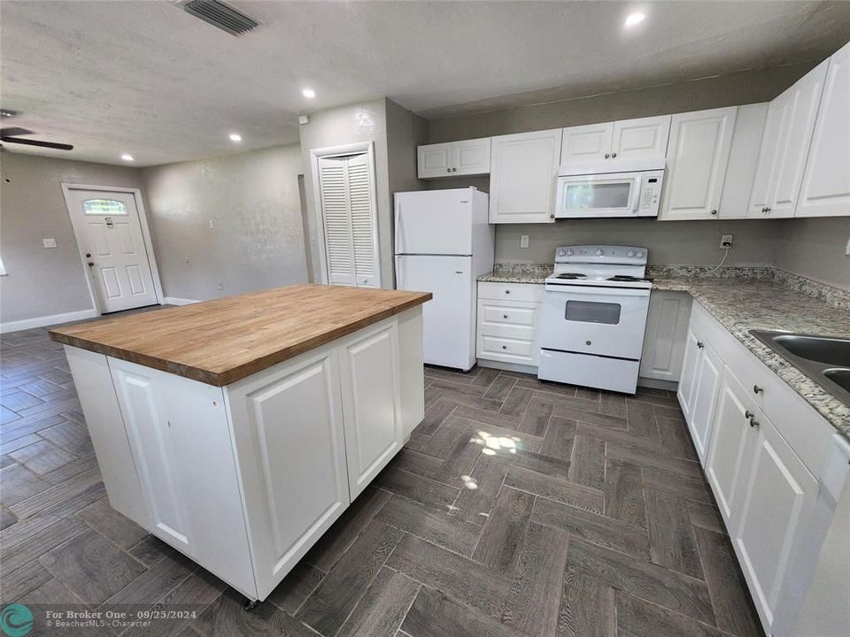 Active With Contract: $3,600 (3 beds, 2 baths, 1320 Square Feet)