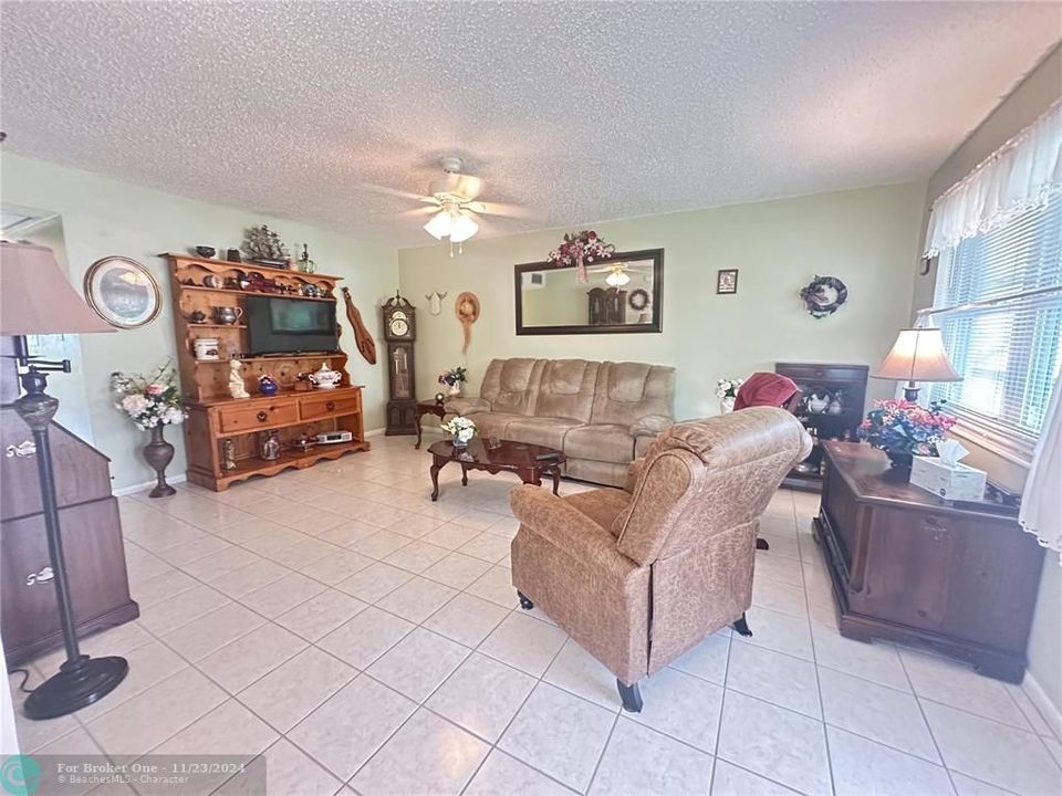 For Sale: $184,000 (2 beds, 1 baths, 820 Square Feet)