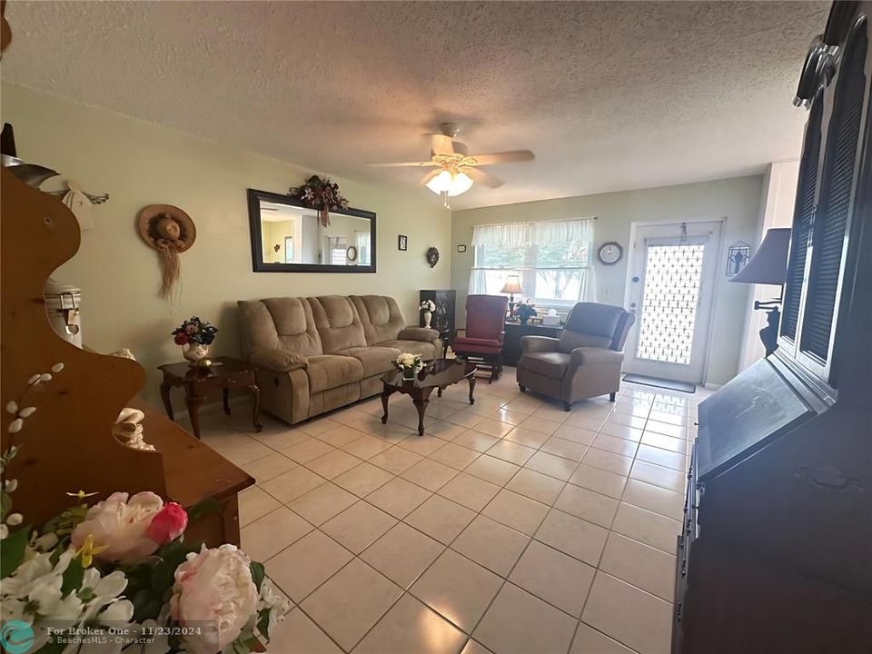 For Sale: $184,000 (2 beds, 1 baths, 820 Square Feet)