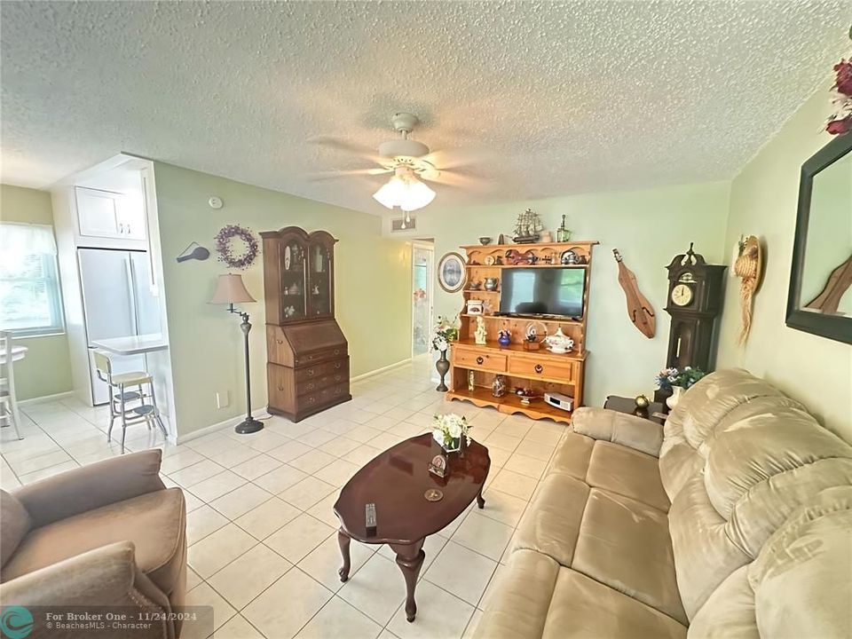 For Sale: $184,000 (2 beds, 1 baths, 820 Square Feet)