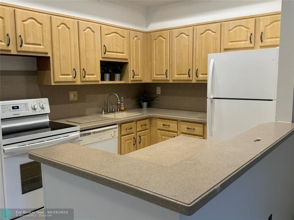 For Sale: $179,900 (2 beds, 2 baths, 827 Square Feet)