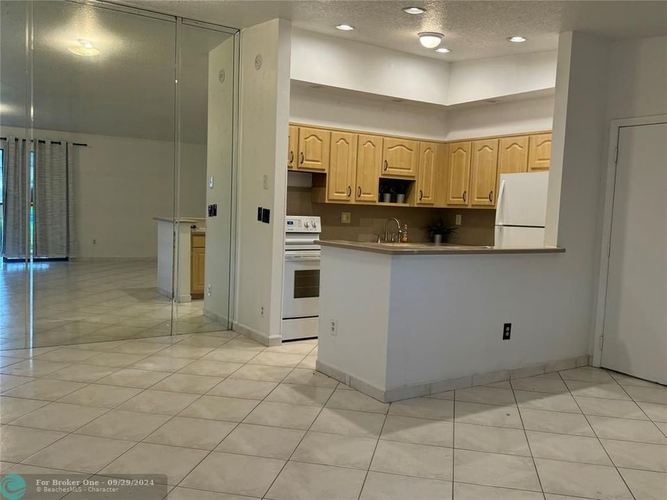 For Sale: $179,900 (2 beds, 2 baths, 827 Square Feet)