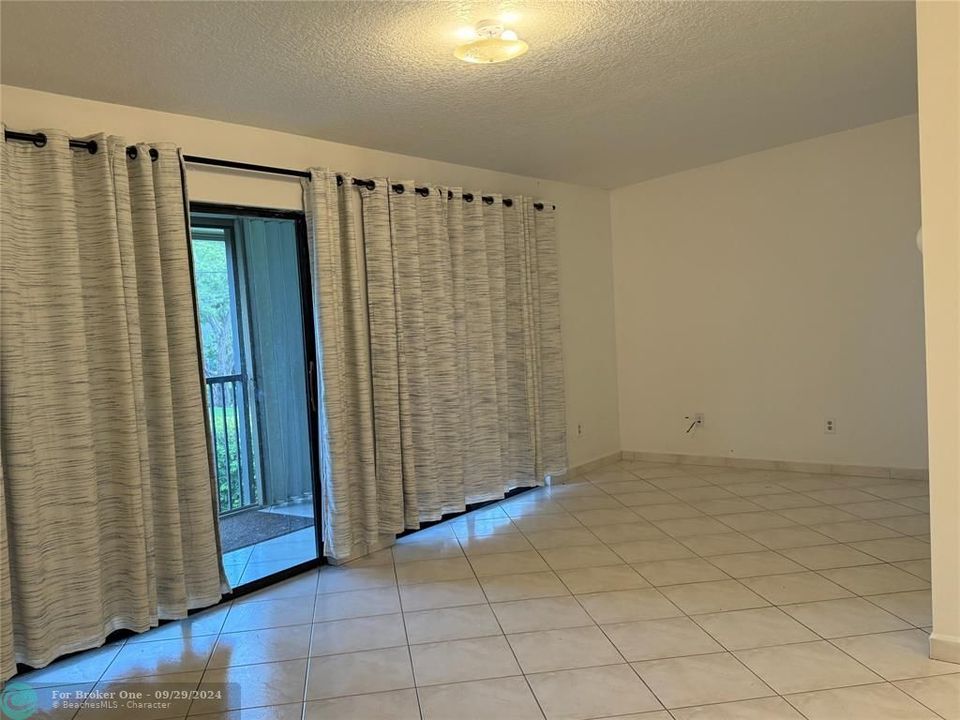 For Sale: $179,900 (2 beds, 2 baths, 827 Square Feet)