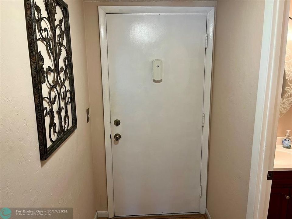 For Sale: $100,000 (1 beds, 1 baths, 728 Square Feet)