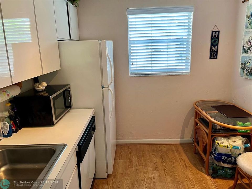 For Sale: $100,000 (1 beds, 1 baths, 728 Square Feet)