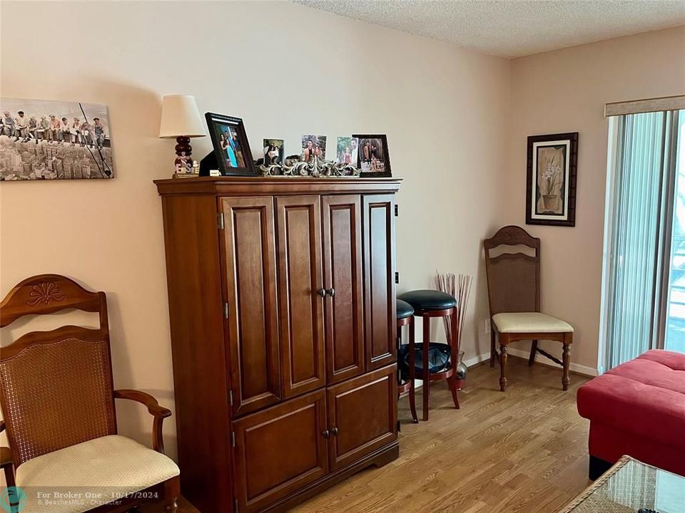 For Sale: $100,000 (1 beds, 1 baths, 728 Square Feet)