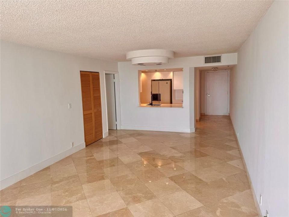 Active With Contract: $430,000 (1 beds, 1 baths, 985 Square Feet)