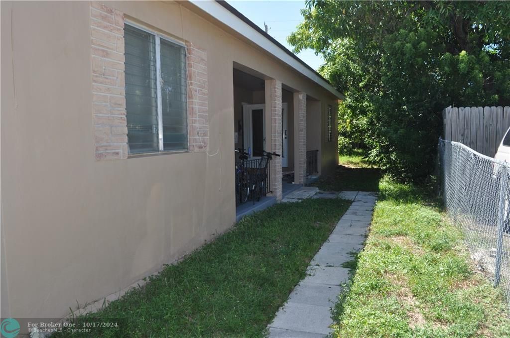 For Sale: $2,000 (2 beds, 2 baths, 726 Square Feet)