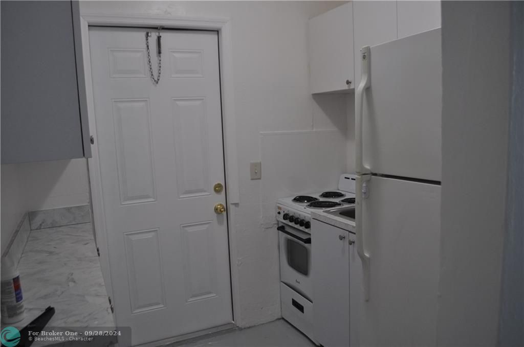 For Sale: $2,000 (2 beds, 2 baths, 726 Square Feet)