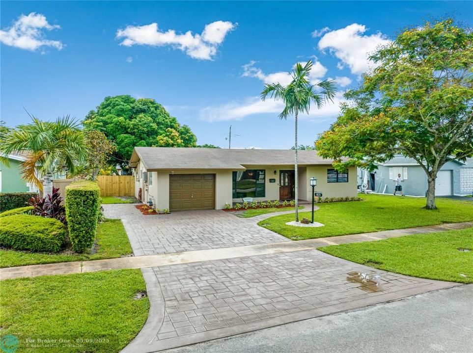 Recently Sold: $699,000 (3 beds, 2 baths, 1953 Square Feet)