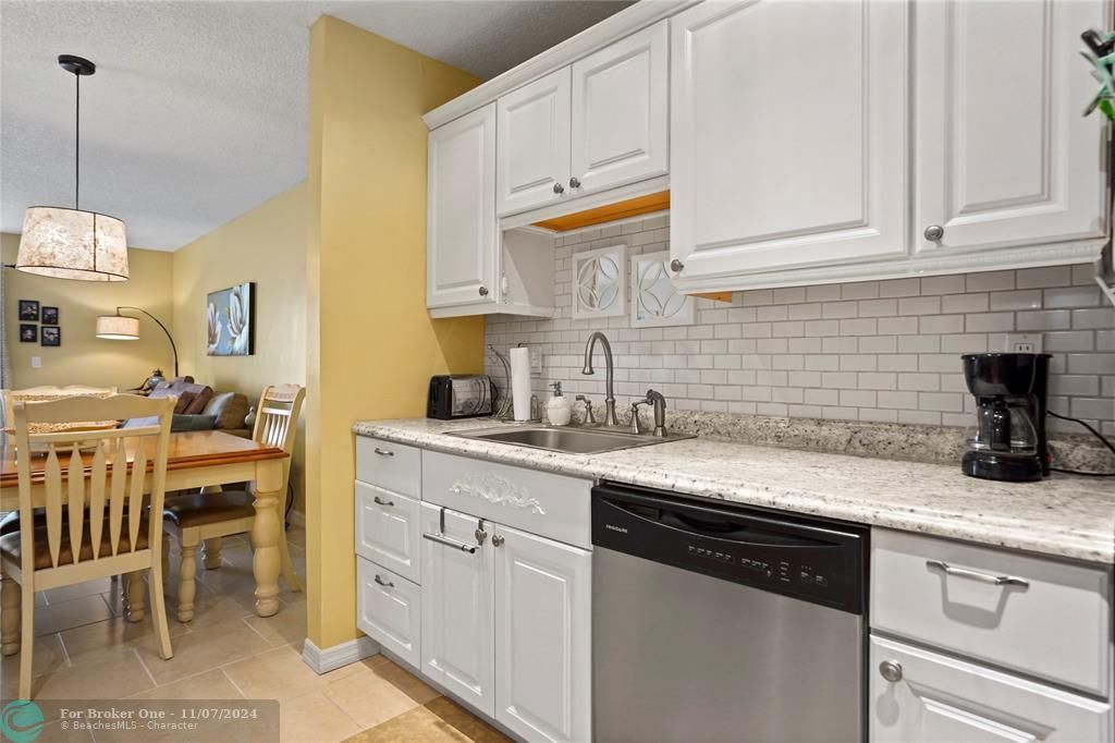 For Sale: $124,900 (1 beds, 1 baths, 928 Square Feet)