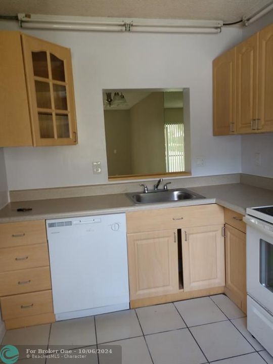 Active With Contract: $2,100 (2 beds, 2 baths, 950 Square Feet)